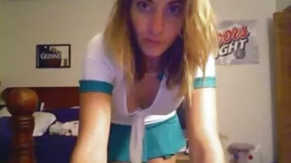 Pas de beauté plus belle est la déchirure une jeune femme dans l'air frais film porno espagnole