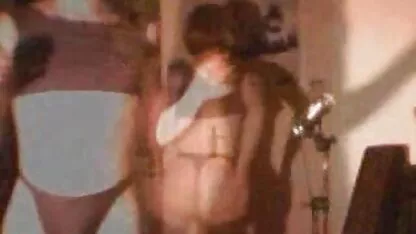 Deux juteux poussins se masturber les uns les autres anuses avec les doigts et un gode avant chaud anal gangbang avec un tour porno de espagnol