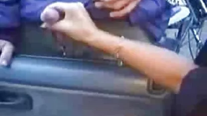 Un gars charge le bon service, ne faites pas attention à ai, sœur au père, une autre à sa mère, même lorsqu'il est poursuivi dans un coin, il revient toujours et vous baise juste entre l'Église porno en espagnol