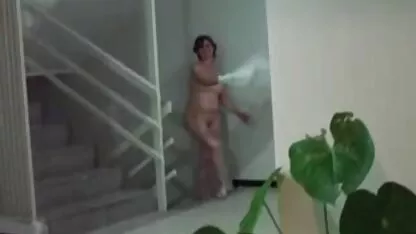 Jeune horny couple dans un café avant de fermer, et la participation par mature busty site de porno espagnol serveuse sexe