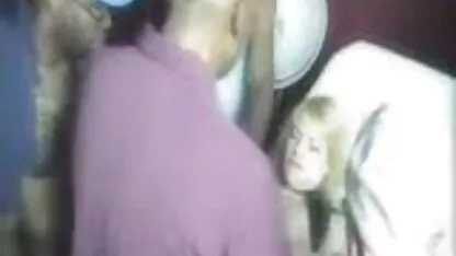 Une femme mature film porno espaniol va enseigner à une petite amie la complexité de ces lesbiennes caressant