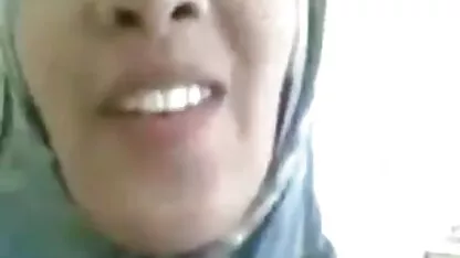 Il a trouvé un voisin noir Se masturbant film porno espanol avec un gros concombre et a découvert que le club se tenait à ses côtés pour la conduire dans le cul