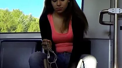 Un homme s'est comporté moins bien lors d'un festival de bière a versé la bière dans le plus célèbre et regarde video sexe amateur espagnol sous leurs jupes et les filles ne peuvent pas tolérer et tirer le pantalon de lui et juste quand elles voient le grand de lui, elles lui pardonnent immédiatement et organisent un groupe de sexe passionné.