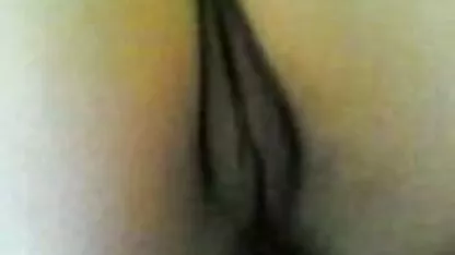 Après avoir déchiré la chatte d'une fille mince, un gars, lui faire commencer à caresser la chatte humide d'elle avec ses doigts et quand il a gonflé film pornographique espagnol de désir sauvage, il a commencé à baiser sa fille, Grosses bites, fort de lui-même jusqu'à ce qu'il remplisse le sperme.