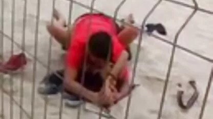 Sa sœur, entrouverte, a attrapé son frère sentir sa culotte, et elle veut tout dire à sa mère, mais elle a changé d'avis et l'a laissé sentir sa chatte, puis l'a laissé lui piquer le nez et films x espagnols lui lécher le clitoris, et quand les appétits l'avaient submergée, elle baisait avec lui sur le canapé