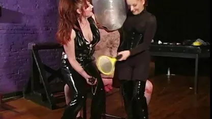 Fille Sexy suce la bite bien et rouler obtenir une explosion pornos espagnols de sperme dans sa bouche