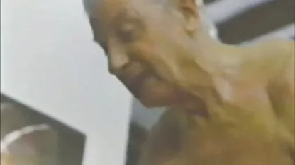 Sexy jeune salope en train de se branler la bite d'un mec en pornoespagnol l'honneur de son anniversaire