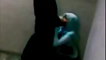 Jeune fille Japonaise laisse déchirer les jeans, le porno espagnol l'aime pour une double pénétration brutale