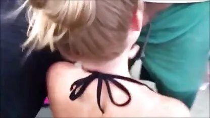 Femme, fumer, lunettes sucer une grosse xnxx espagnole bite de taureau en public