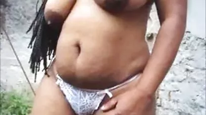 Belle L. d'une femme au foyer mature obtient un bon toilettage dans la salle xnxx espagnole de bain