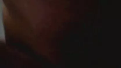 Jeune femme brune avec des seins s'asseoir sur un gros video sexe espagnol caoutchouc