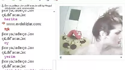 Brunette avec de petits seins divers, sexe porno de espagnol intime en position de cowgirl