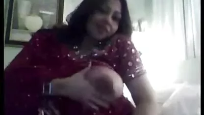 Au lieu d'apprendre à sa petite amie à jouer de la guitare, le gars assis et masser ses seins et bien sûr, elle veut sexe fort avec lui et, quand était sucer porn espagnol la bite, elle écarte les deux jambes à forte pénétration dans la chatte rasée d'elle.