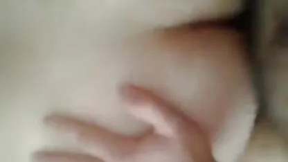 Desraved fille webcam modèle, se déshabiller sur la caméra à droite dans le porn espagnol salon et charmant beau-père de son baiser pour les dons de vos téléspectateurs