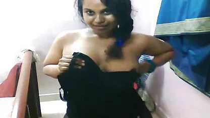 Il a persuadé la fille du café film porno espan à sa maison, puis lui baise dur dans la chatte chauve de la sienne sur le canapé