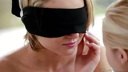 Le directeur l'a attrapée, professeur, sexy flirtant étudiants, puis inviter à la fois dans le bureau, le porno espagnol le sexe et clignotant