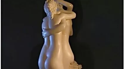 Une maquilleuse est pleine d'énergie doit baiser deux petites amies Blondes porno massage espagnol devant le miroir