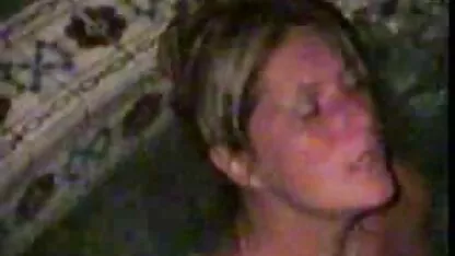 Adolescent fille réconfortant ami sex espagnol video sur le lit