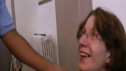 Une femme portant des bas intéressant d'organiser une masturbation sur la webcam de prof espagnol porn l'ordinateur portable