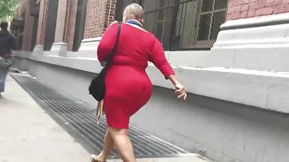 Nymphe noire avec de longues jambes et caresse sa chatte sur le lit porn espagnol
