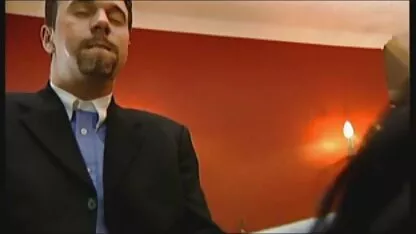 Une chienne, des lunettes, pov, manipulant habilement la bite d'un pornos espagnol mec et est buzz